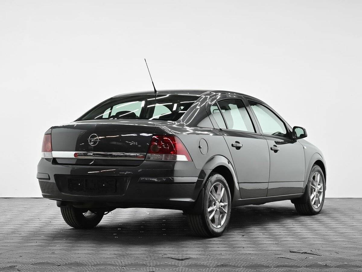 Opel Astra с пробегом — 2012 год. Фото: #3