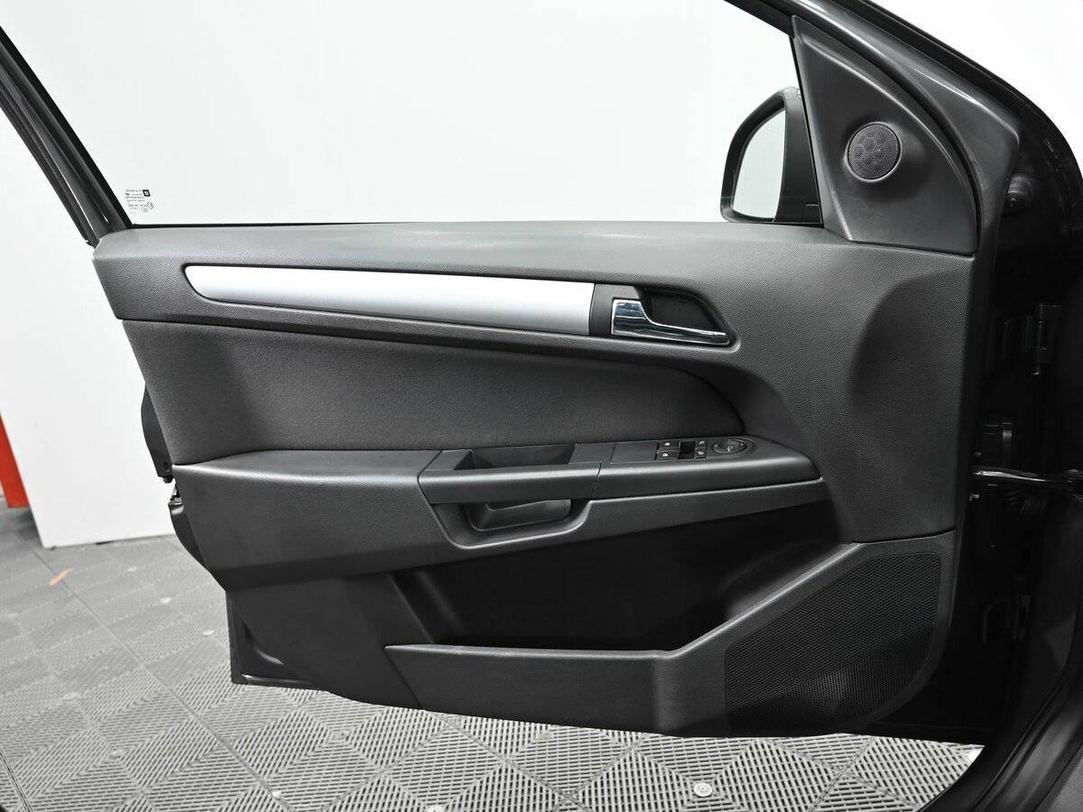 Opel Astra с пробегом — 2012 год. Фото: #6