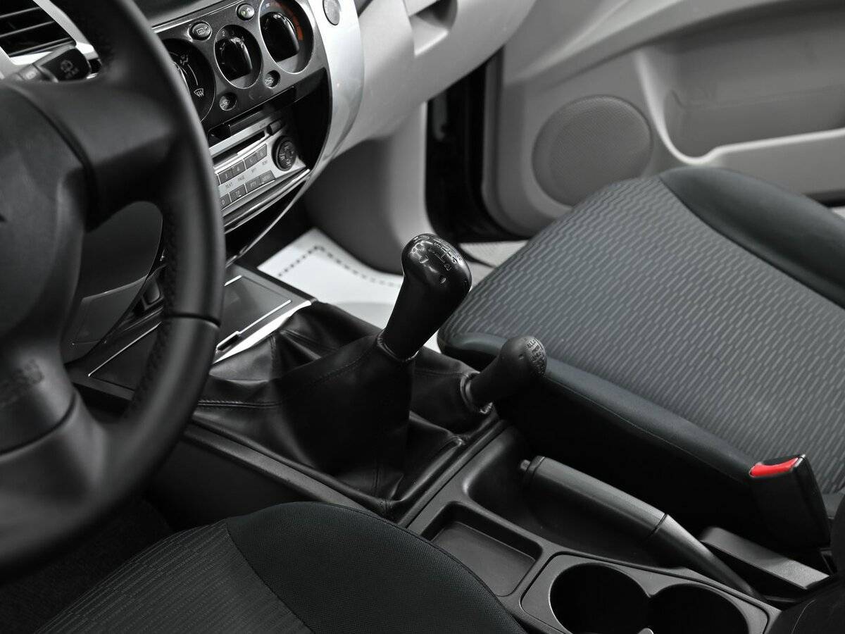 Mitsubishi Pajero Sport с пробегом — 2012 год. Фото: #9