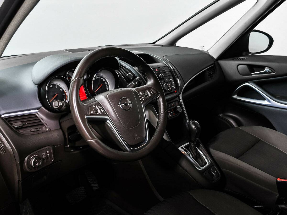 Opel Zafira с пробегом — 2013 год. Фото: #11