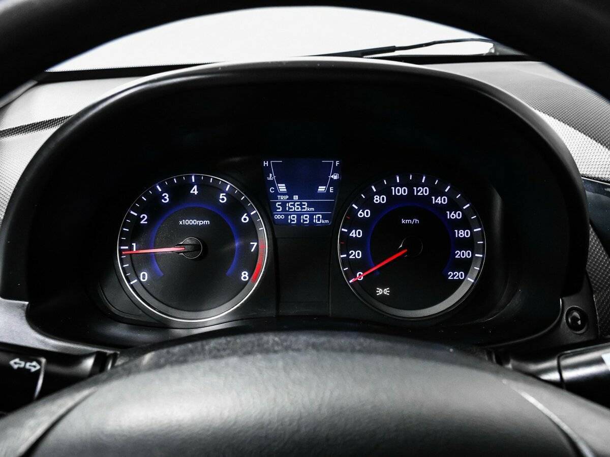 Hyundai Solaris с пробегом — 2012 год. Фото: #9