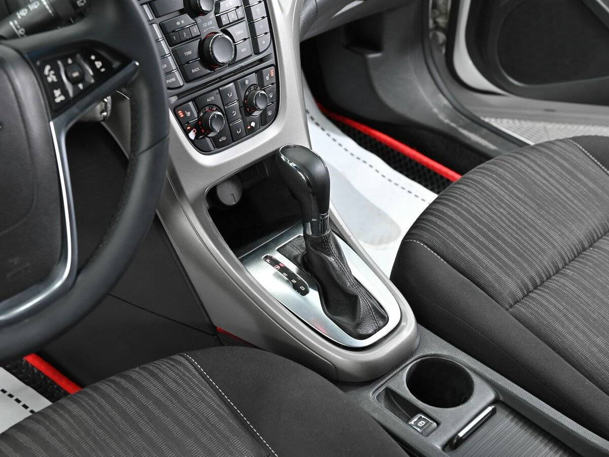 Opel Astra с пробегом — 2012 год. Фото: #10