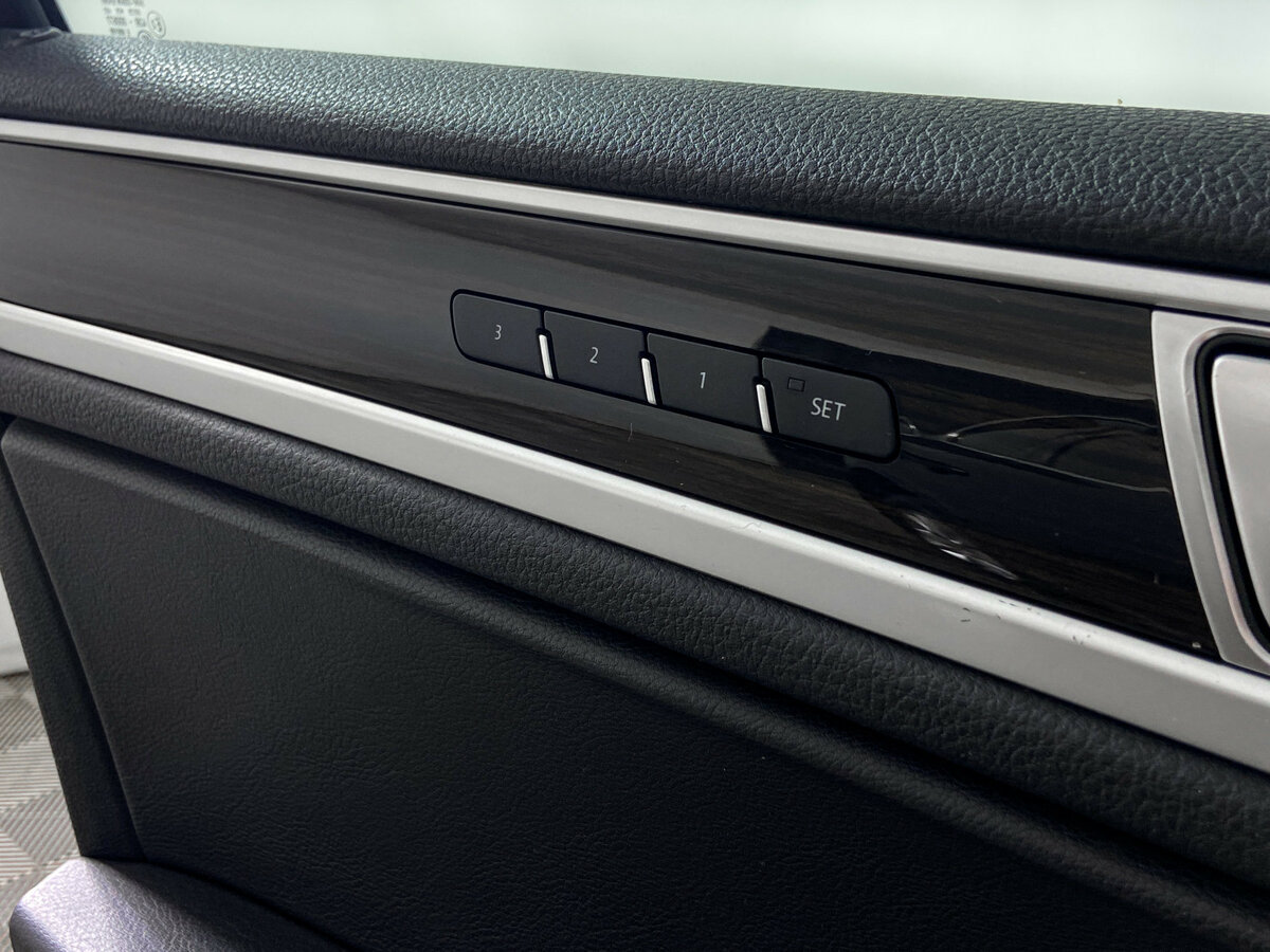 Volkswagen Touareg с пробегом — 2015 год. Фото: #16