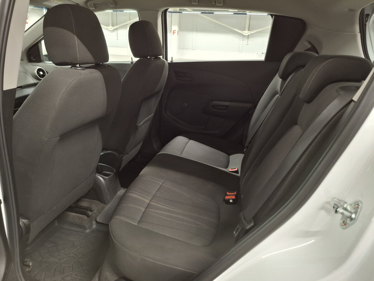 Chevrolet Aveo с пробегом — 2015 год. Фото: #10