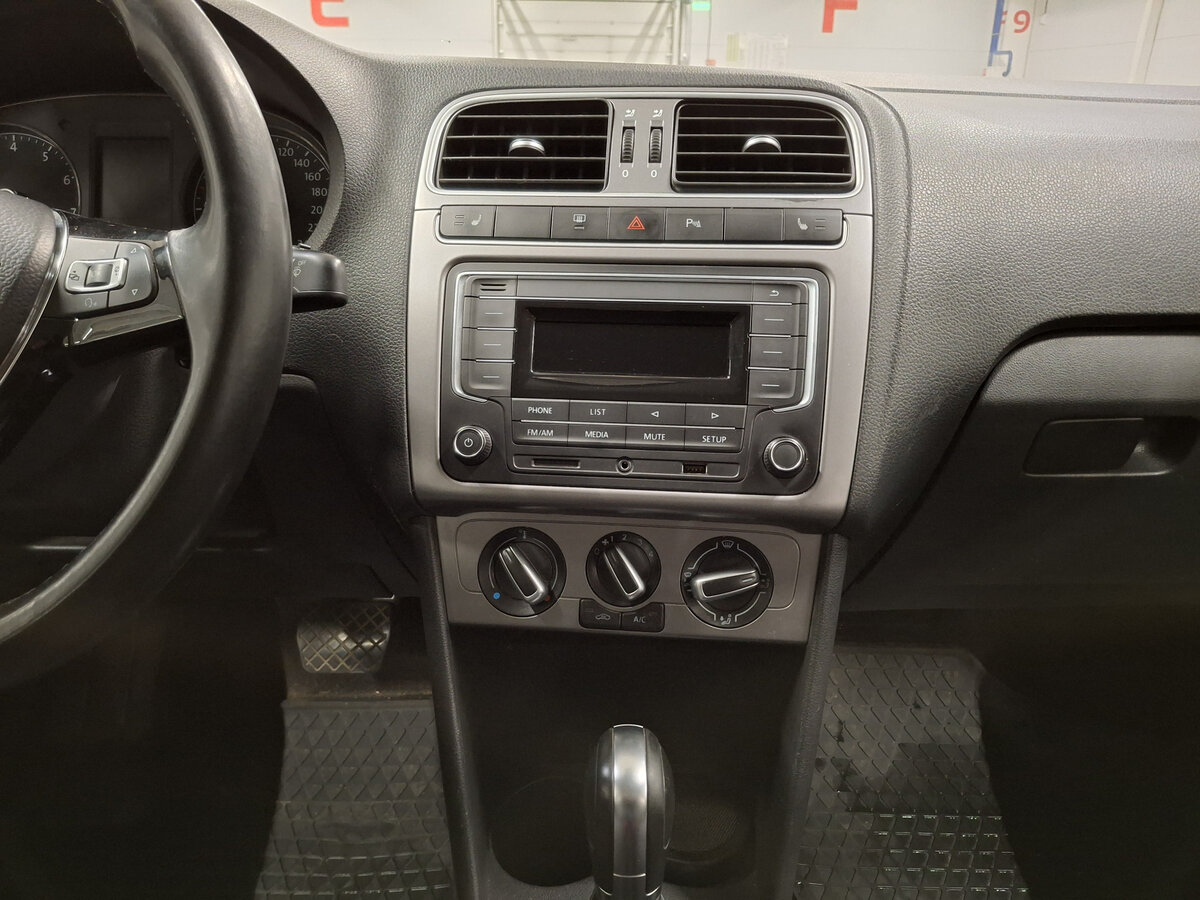 Volkswagen Polo с пробегом — 2019 год. Фото: #13