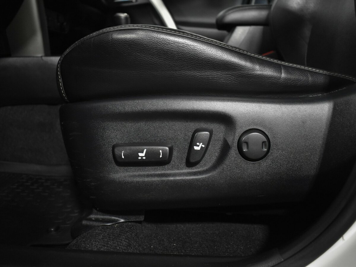 Toyota RAV4 с пробегом — 2015 год. Фото: #8