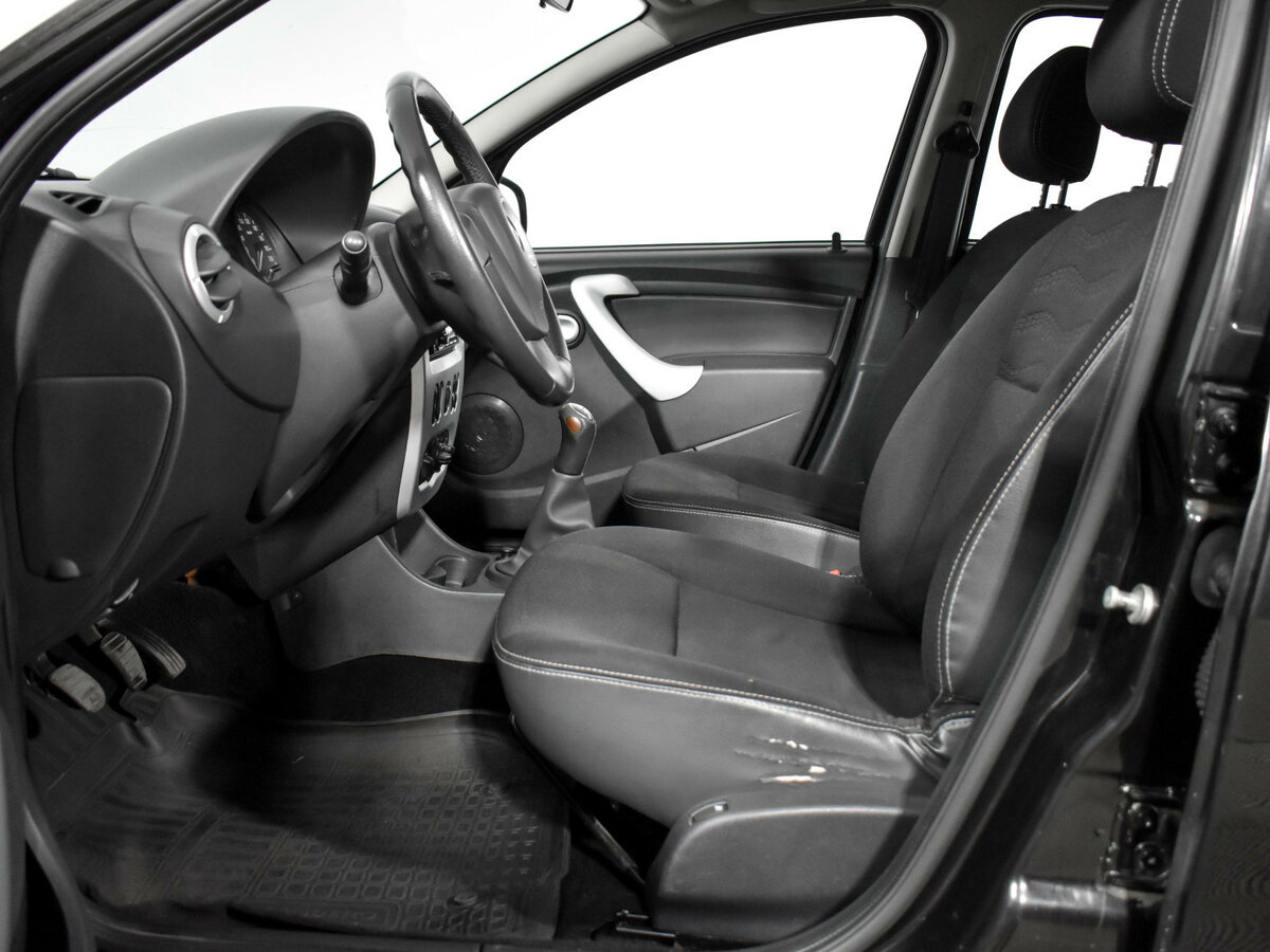 Renault Sandero с пробегом — 2012 год. Фото: #10