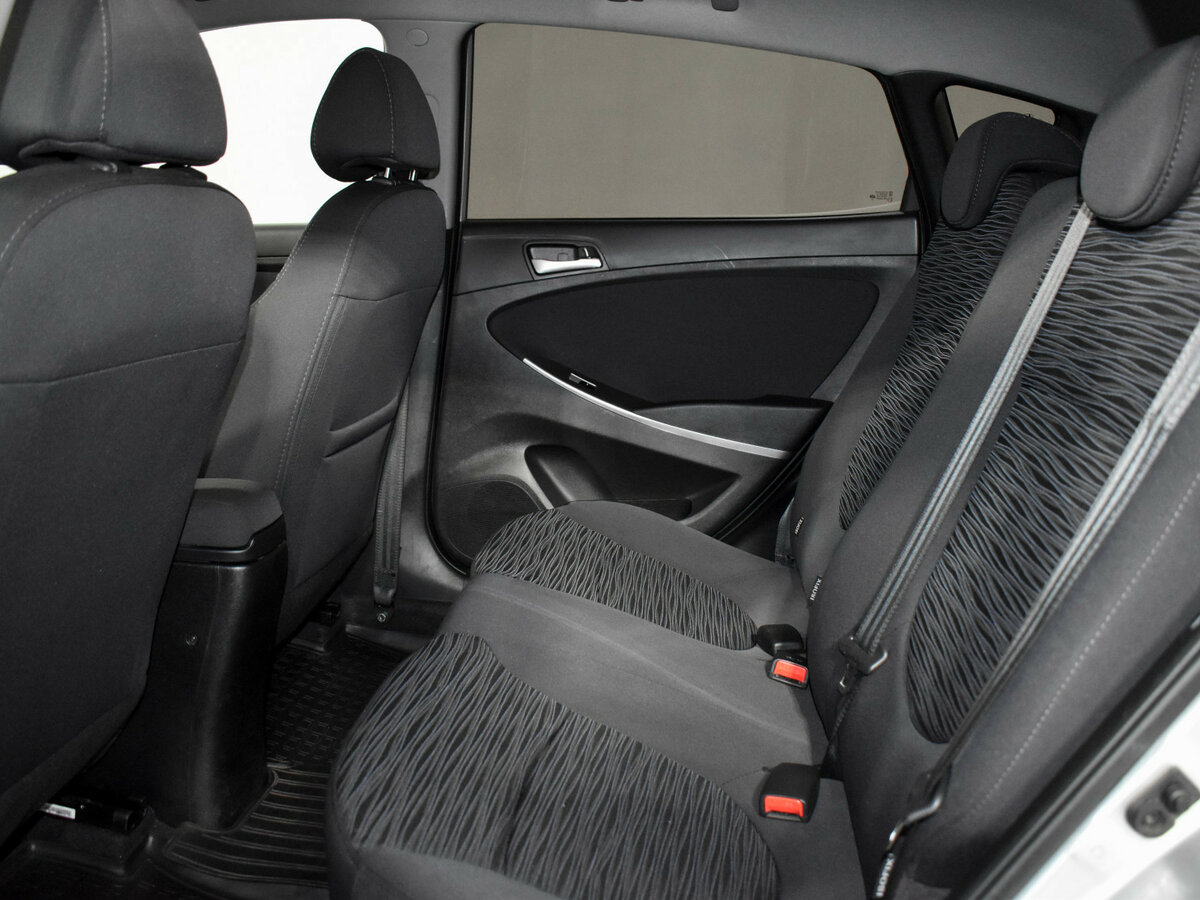 Hyundai Solaris с пробегом — 2015 год. Фото: #11