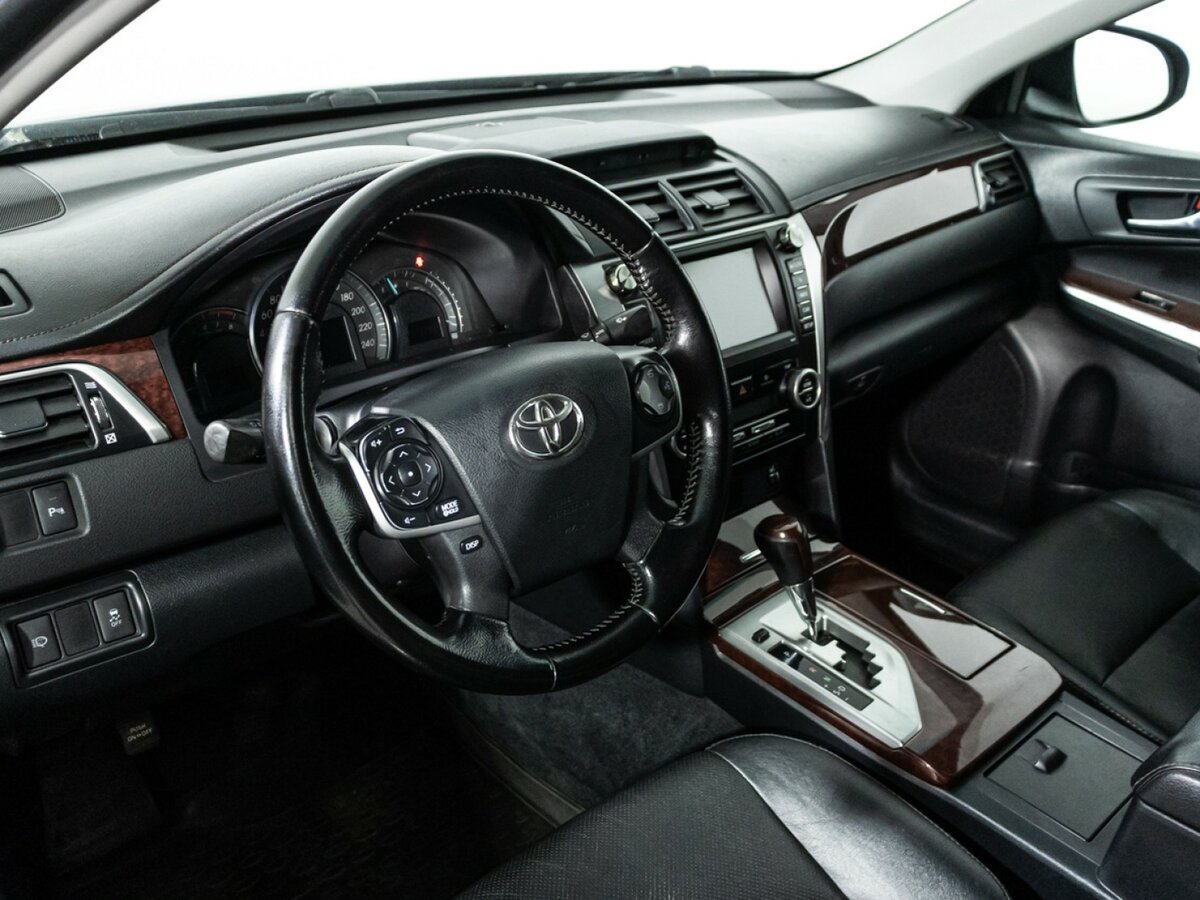 Toyota Camry с пробегом — 2014 год. Фото: #10