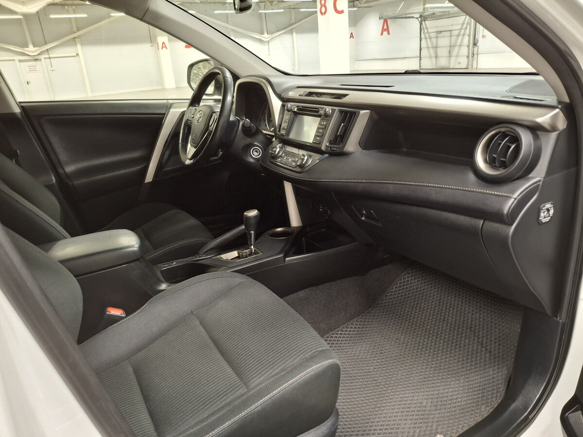 Toyota RAV4 с пробегом — 2014 год. Фото: #10