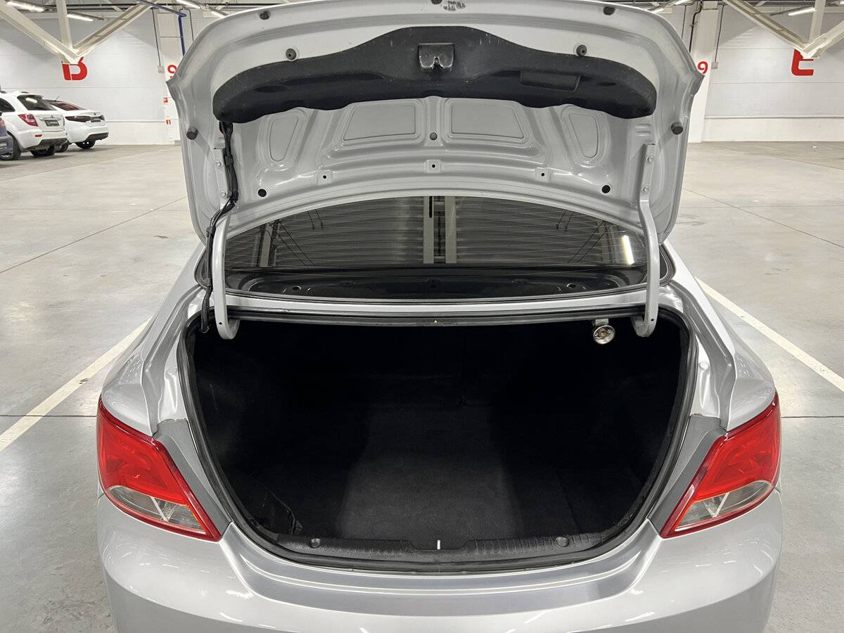 Hyundai Solaris с пробегом — 2015 год. Фото: #9