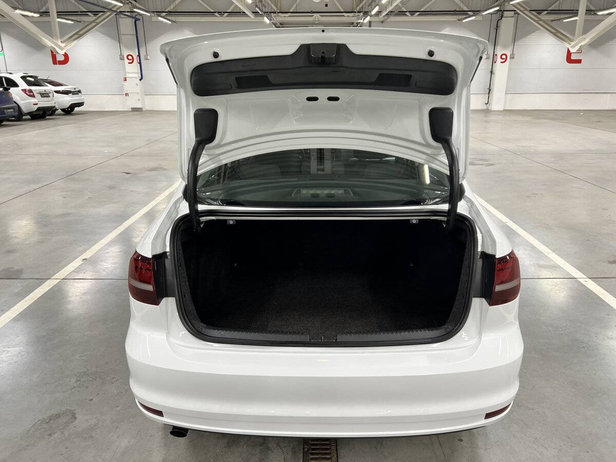 Volkswagen Jetta с пробегом — 2016 год. Фото: #9