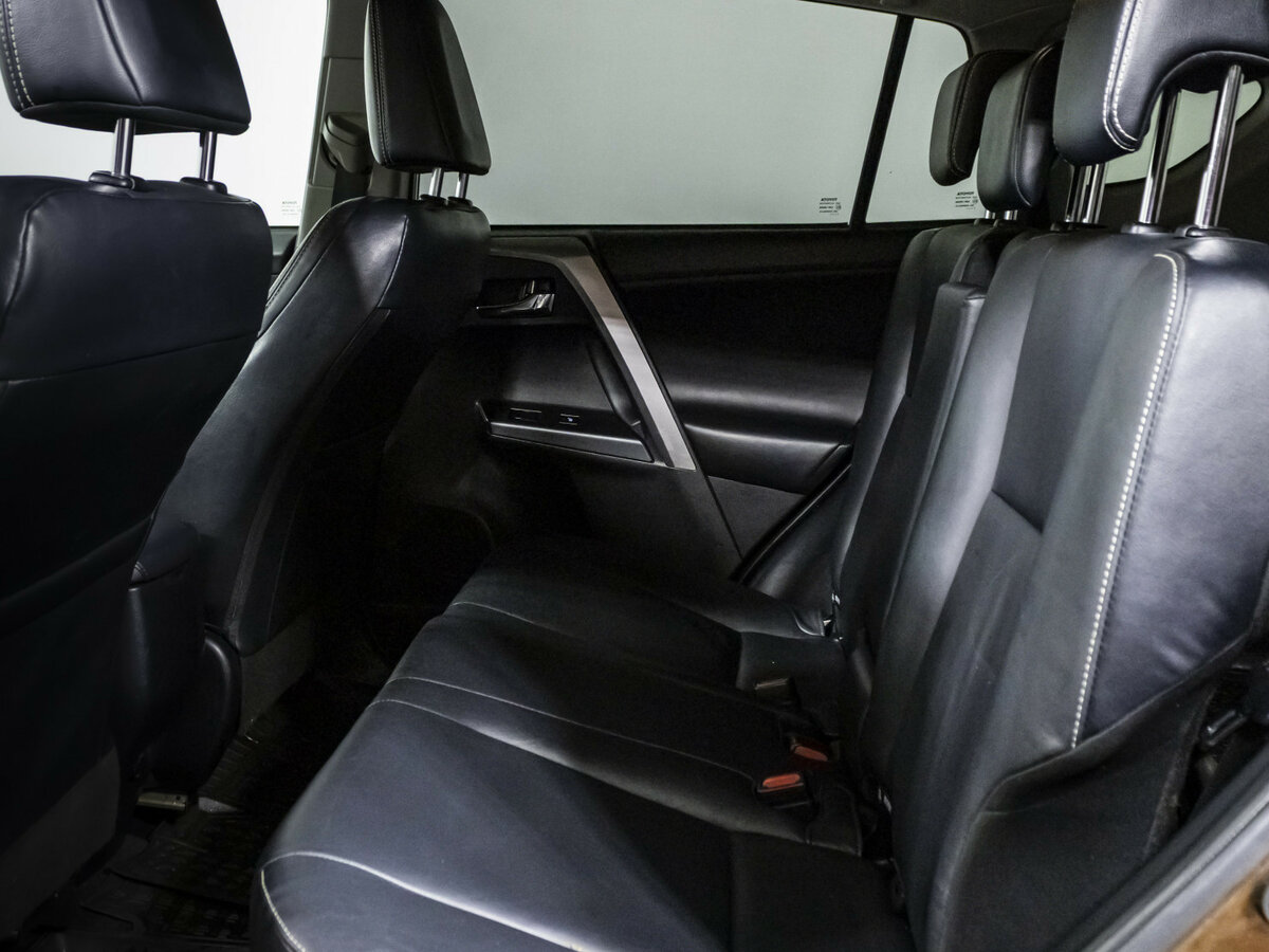 Toyota RAV4 с пробегом — 2017 год. Фото: #10