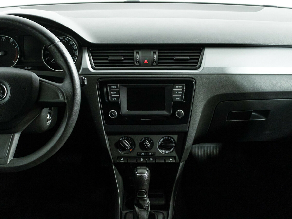 Skoda Rapid с пробегом — 2015 год. Фото: #13