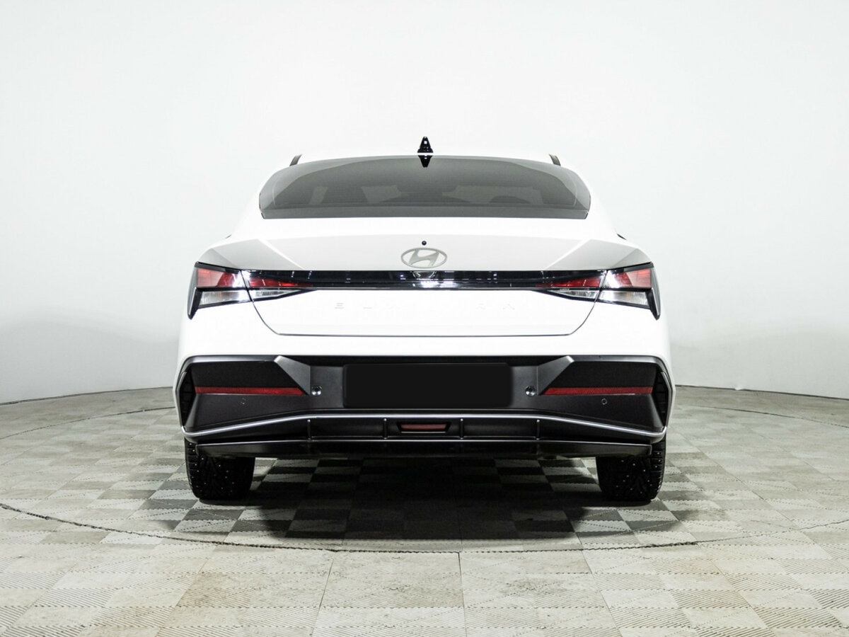 Hyundai Elantra с пробегом — 2023 год. Фото: #5