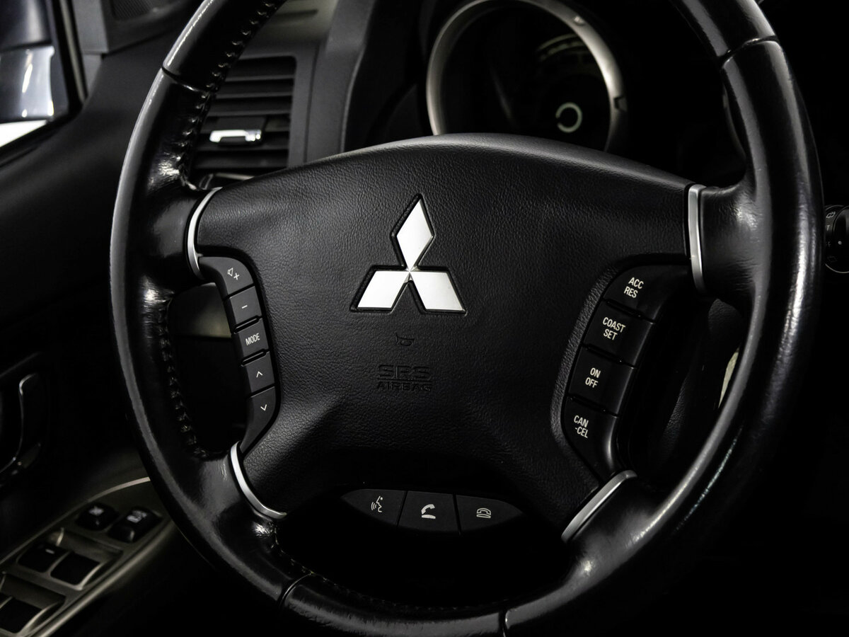 Mitsubishi Pajero с пробегом — 2017 год. Фото: #12