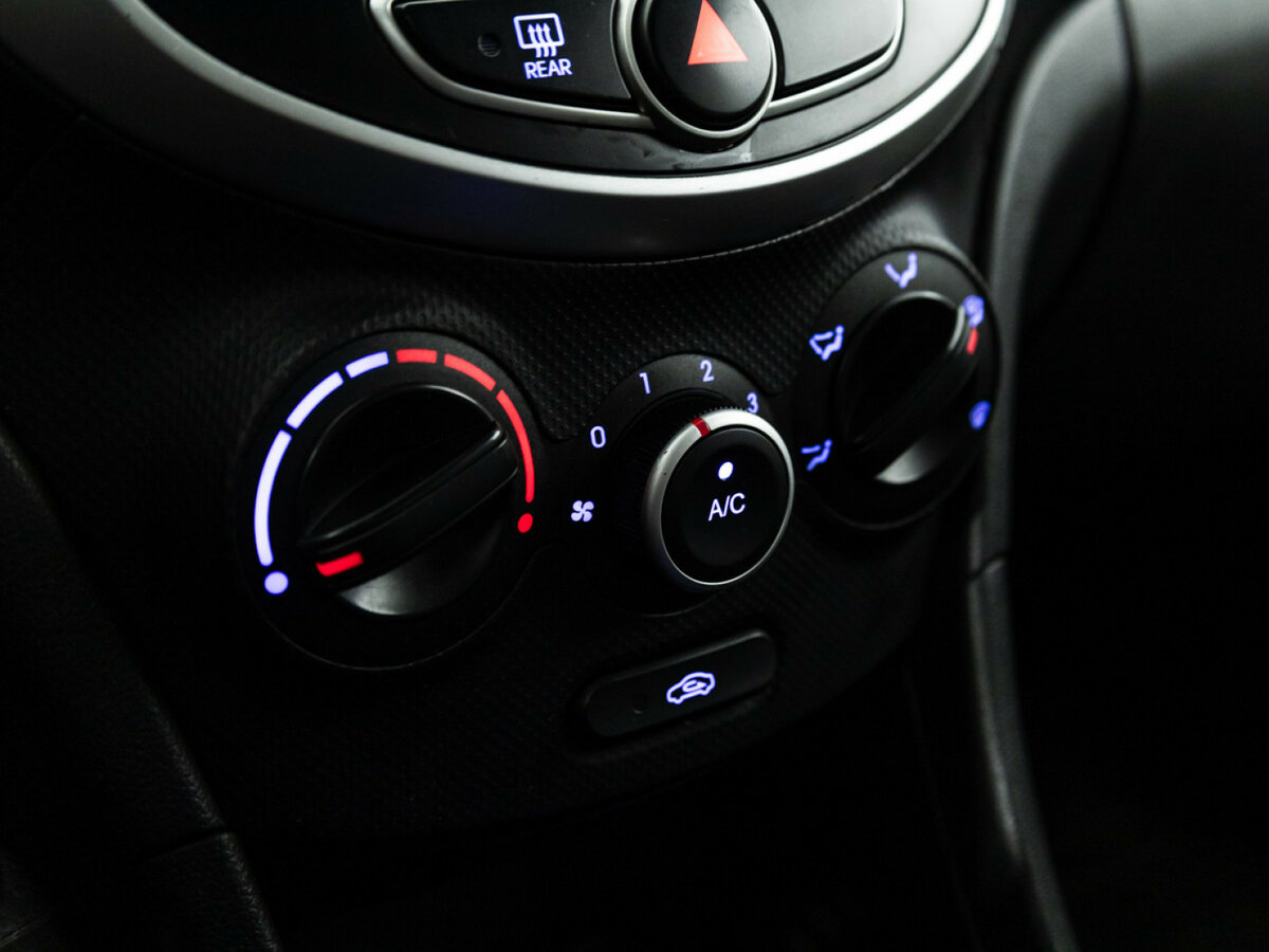 Hyundai Solaris с пробегом — 2012 год. Фото: #14