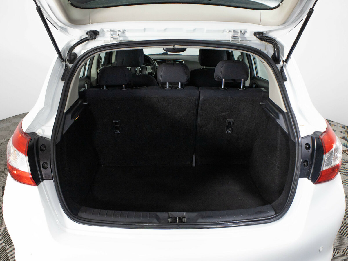 Nissan Tiida с пробегом — 2015 год. Фото: #6