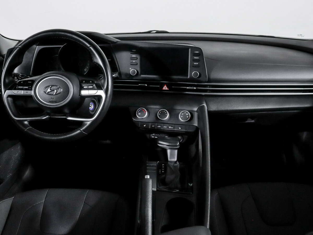 Hyundai Elantra с пробегом — 2021 год. Фото: #9