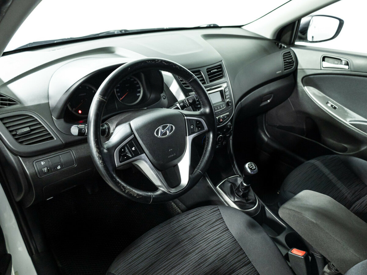 Hyundai Solaris с пробегом — 2015 год. Фото: #9