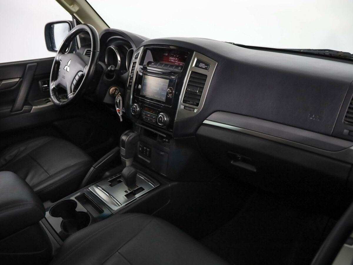 Mitsubishi Pajero с пробегом — 2015 год. Фото: #17
