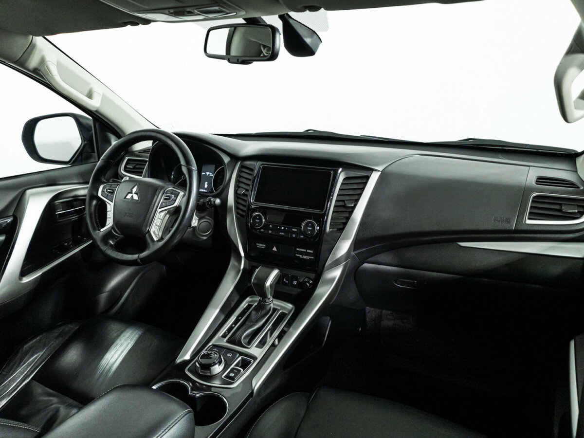 Mitsubishi Pajero Sport с пробегом — 2017 год. Фото: #6